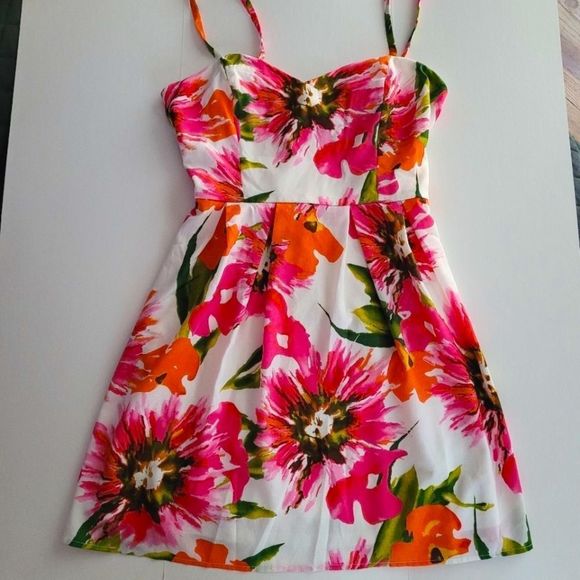 Forever 21 Dresses & Skirts - FOREVER 21 Lined Floral Dress Medium Fit n Flare Party Casual Sun Spring Summer